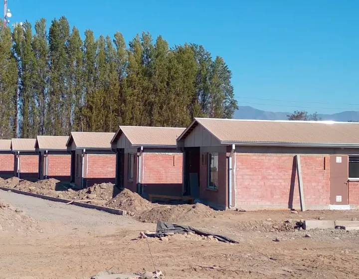 Conjunto de viviendas de ladrillo en construcción en Chile